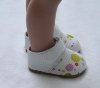 Bílé boty s pestrou špičkou se zapínáním na suchý zip