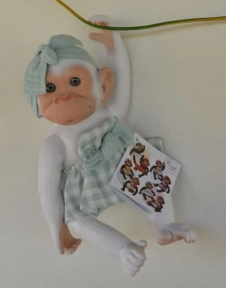 Bílá opička v  modro-bílé kostkované sukni  od RosaToys