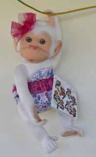 Bílá opička v krátkých kalhotkách s vínovou krajkou od RosaToys