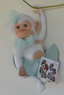 Bílá opička ve světle modré sukénce od RosaToys