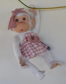 Bílá opička v kostkované růžovo-bílé sukni od RosaToys