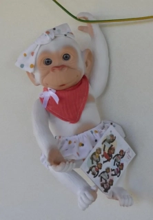 Bílá opička s červených bryndáčkem od RosaToys