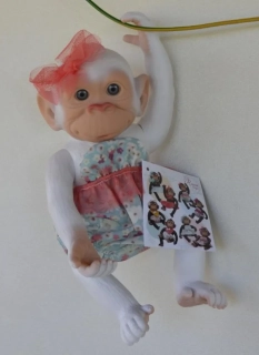 Bílá opička v modrých kalhotkách s laclem od RosaToys