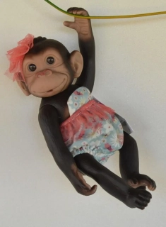 Opička v modrých kalhotkách s laclem  od RosaToys