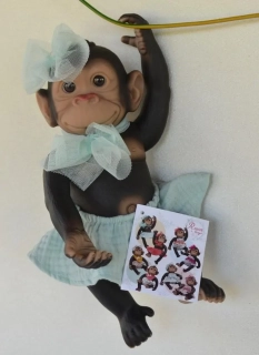 Opička ve světle modré sukénce  od RosaToys