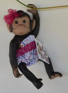 Opička v krátkých kalhotkách s vínovou krajkou od RosaToys