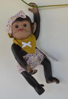 Opička se světle hnědým bryndáčkem od RosaToys