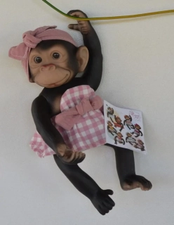 Opička v růžovo-bílé kostkované sukénce od RosaToys