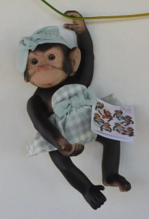 Opička v modro-bílé kostkované sukénce od RosaToys