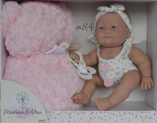 Realistické miminko - holčička Poppy s polštářkem složeným do tvaru medvídka od španělské firmy Marina & Pau