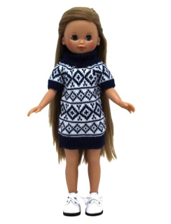 Panenka Elena v modro-bílých pletených šatech od firmy Folk Artesanía