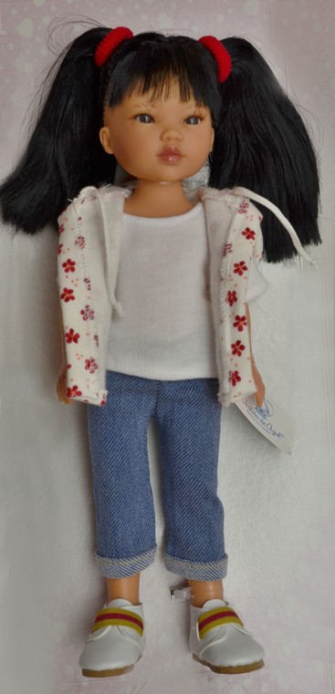 Vestida de Azul UMI 7402 panenka holčička Umi v bílé vestě s červenými květy 28 cm