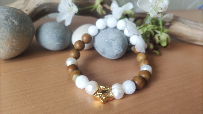 Náramek z minerálů s hvězdičkou (Náramek obsahuje jaspis dřevitý, jadeit bílý, perlu říční.)