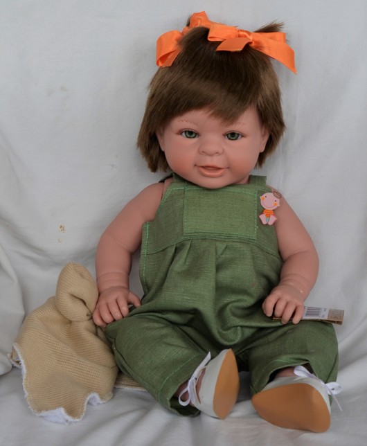 Realistické miminko - hnědovlasá holčička Paula v zelených kalhotech od firmy Lamagik (Realistická miminka ze Španělska)